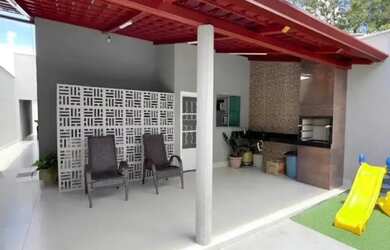 Imagem: A casa possui 3 Dormitórios, 2 Banheiros e 2 Vagas na garagem