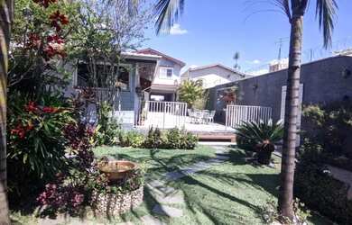 Imagem: A casa possui 3 Dormitórios, 3 Banheiros, 5 Vagas na garagem