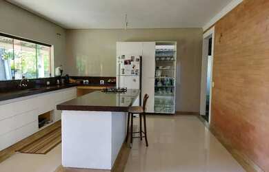 Imagem: A casa possui 3 Dormitórios, 4 Banheiros, 5 Vagas na garagem