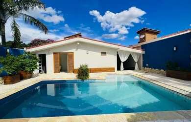 Imagem: A casa possui 2 Dormitórios, 3 Banheiros, 2 Vagas na garagem