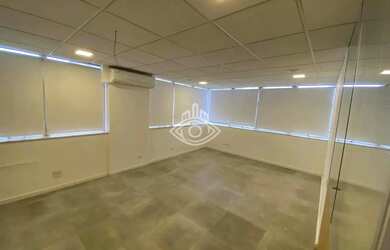 Imagem: O depósito possui 3 Vagas na garagem, 300m² de Área e está