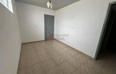 Imagem: A casa possui 3 Dormitórios, 2 Banheiros, 3 Vagas na garagem