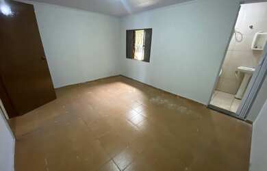 Imagem: A casa possui 2 Dormitórios, 2 Banheiros, 2 Vagas na garagem