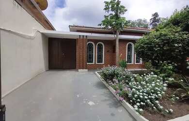 Imagem: A casa possui 3 Dormitórios, 3 Banheiros, 4 Vagas na garagem