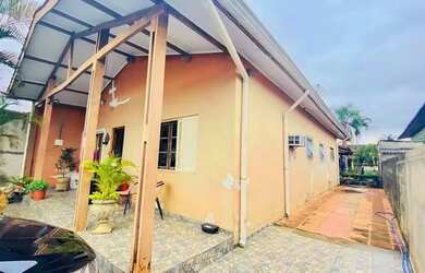 Imagem: A casa possui 2 Dormitórios, 2 Banheiros, 5 Vagas na garagem