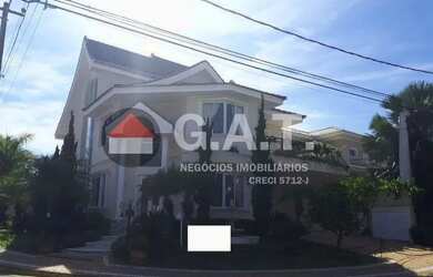 Imagem: A casa em condomínio possui 4 Dormitórios, 5 Banheiros, 450m²