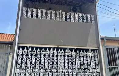 Imagem: A casa possui 3 Dormitórios, 1 Banheiro, 2 Vagas na garagem