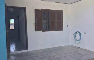 Imagem: A casa possui 1 Dormitório, 1 Banheiro, 1 Vaga na garagem