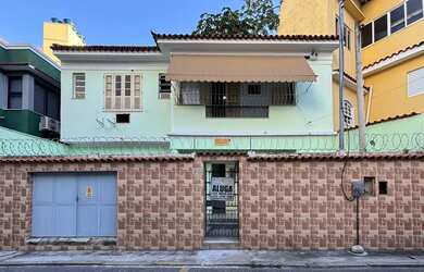 Imagem: A casa possui 3 Dormitórios, 2 Banheiros, 1 Vaga na garagem