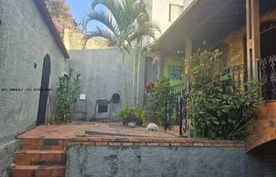 Imagem: A casa possui 3 Dormitórios, 2 Banheiros, 5 Vagas na garagem