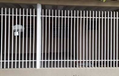 Imagem: A casa possui 3 Dormitórios, 2 Banheiros, 3 Vagas na garagem