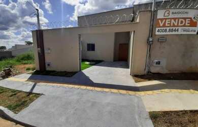 Imagem: A casa possui 2 Dormitórios, 2 Banheiros, 1 Vaga na garagem