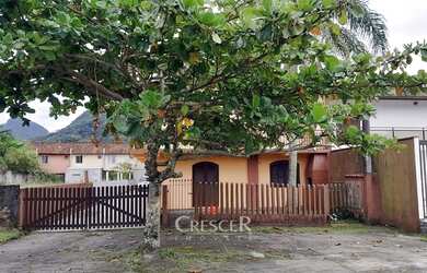 Imagem: A casa possui 3 Dormitórios, 2 Banheiros, 1 Vaga na garagem