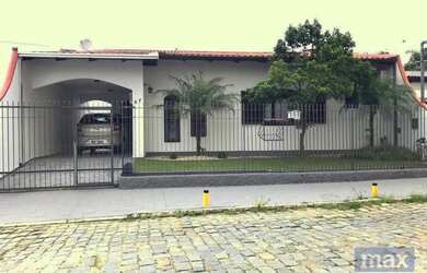 Imagem: A casa possui 3 Dormitórios, 3 Banheiros, 2 Vagas na garagem