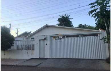 Imagem: A casa possui 3 Dormitórios, 3 Banheiros, 4 Vagas na garagem