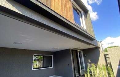 Imagem: A casa possui 3 Dormitórios, 2 Banheiros, 4 Vagas na garagem