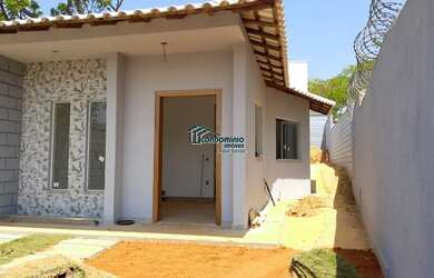 Imagem: A casa possui 3 Dormitórios, 2 Banheiros, 2 Vagas na garagem