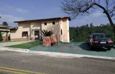 Imagem: A casa possui 4 Dormitórios, 4 Banheiros, 3 Vagas na garagem