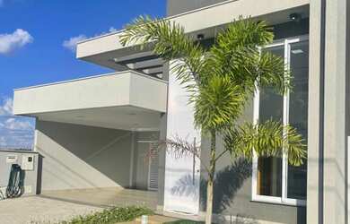 Imagem: A casa em condomínio possui 3 Dormitórios, 4 Banheiros, 2