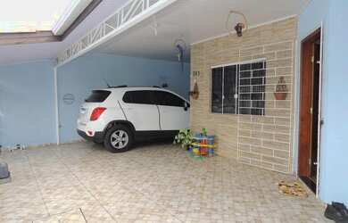 Imagem: A casa possui 3 Dormitórios, 1 Banheiro, 2 Vagas na garagem