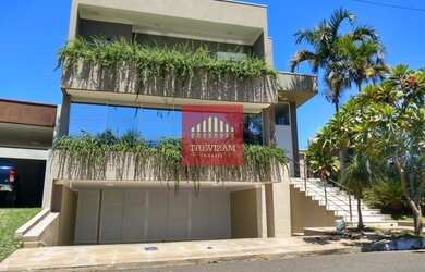 Imagem: A casa em condomínio possui 4 Dormitórios, 5 Banheiros, 2