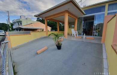 Imagem: A casa possui 2 Dormitórios, 2 Banheiros, 2 Vagas na garagem