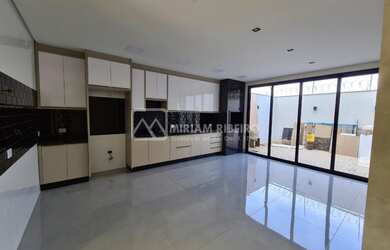 Imagem: A casa em condomínio possui 3 Dormitórios, 2 Banheiros, 2