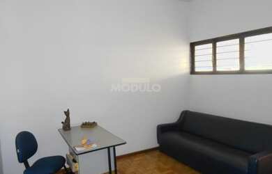 Imagem: A casa possui 3 Dormitórios, 2 Banheiros, 1 Vaga na garagem