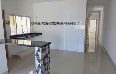 Imagem: A casa possui 3 Dormitórios, 2 Banheiros, 2 Vagas na garagem