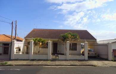 Imagem: A casa possui 4 Dormitórios, 1 Banheiro, 2 Vagas na garagem