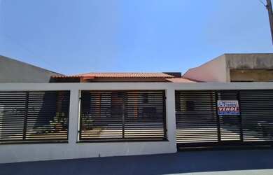 Imagem: A casa possui 3 Dormitórios, 2 Banheiros, 2 Vagas na garagem