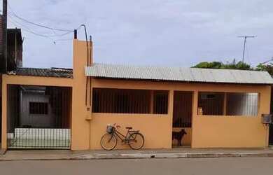 Imagem: A casa possui 3 Dormitórios, 2 Banheiros, 2 Vagas na garagem