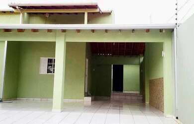 Imagem: A casa possui 3 Dormitórios, 2 Banheiros, 5 Vagas na garagem