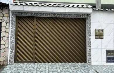 Imagem: A casa possui 2 Dormitórios, 2 Banheiros, 3 Vagas na garagem