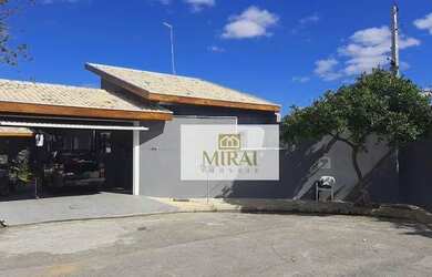 Imagem: A casa possui 3 Dormitórios, 2 Banheiros, 2 Vagas na garagem