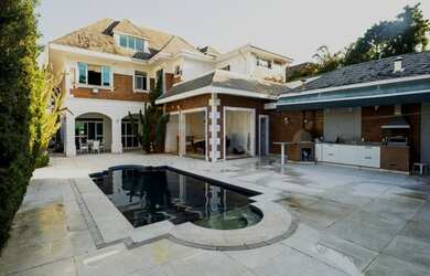 Imagem: A casa em condomínio possui 4 Dormitórios, 5 Banheiros, 4