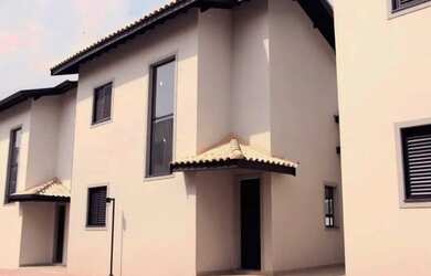 Imagem: A casa à venda possui 3 Dormitórios, 2 Banheiros, 2 Vagas