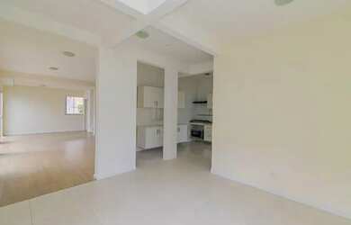 Imagem: A casa em condomínio possui 5 Dormitórios, 4 Banheiros, 2