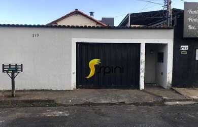 Imagem: A casa possui 2 Dormitórios, 1 Banheiro, 2 Vagas na garagem