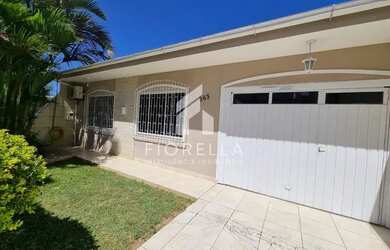 Imagem: A casa possui 3 Dormitórios, 2 Banheiros, 2 Vagas na garagem