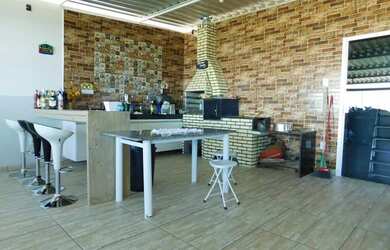 Imagem: A casa possui 3 Dormitórios, 3 Banheiros, 1 Vaga na garagem