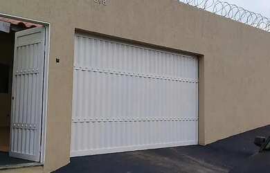 Imagem: A casa possui 3 Dormitórios, 2 Banheiros, 3 Vagas na garagem