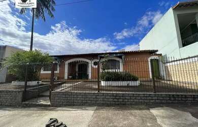 Imagem: A casa possui 4 Dormitórios, 4 Banheiros, 4 Vagas na garagem