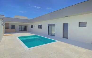 Imagem: A casa possui 3 Dormitórios, 4 Banheiros, 2 Vagas na garagem