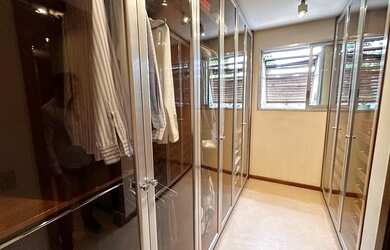 Imagem 12: Casa no jardim Europa. Churrasqueira, Varanda, Guarda roupaeLareira