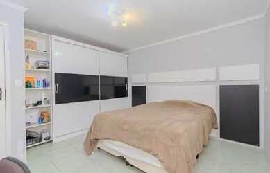 Imagem: A casa possui 3 Dormitórios, 1 Banheiro, 1 Vaga na garagem