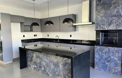 Imagem: A casa em condomínio possui 4 Dormitórios, 5 Banheiros, 4