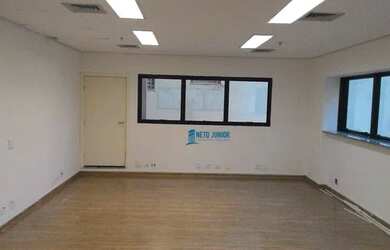 Imagem: O depósito possui 2 Vagas na garagem, 108m² de Área e está