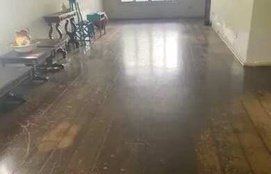 Imagem: A casa possui 4 Dormitórios, 3 Banheiros, 3 Vagas na garagem