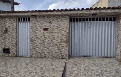 Imagem: A casa possui 4 Dormitórios, 3 Banheiros, 3 Vagas na garagem